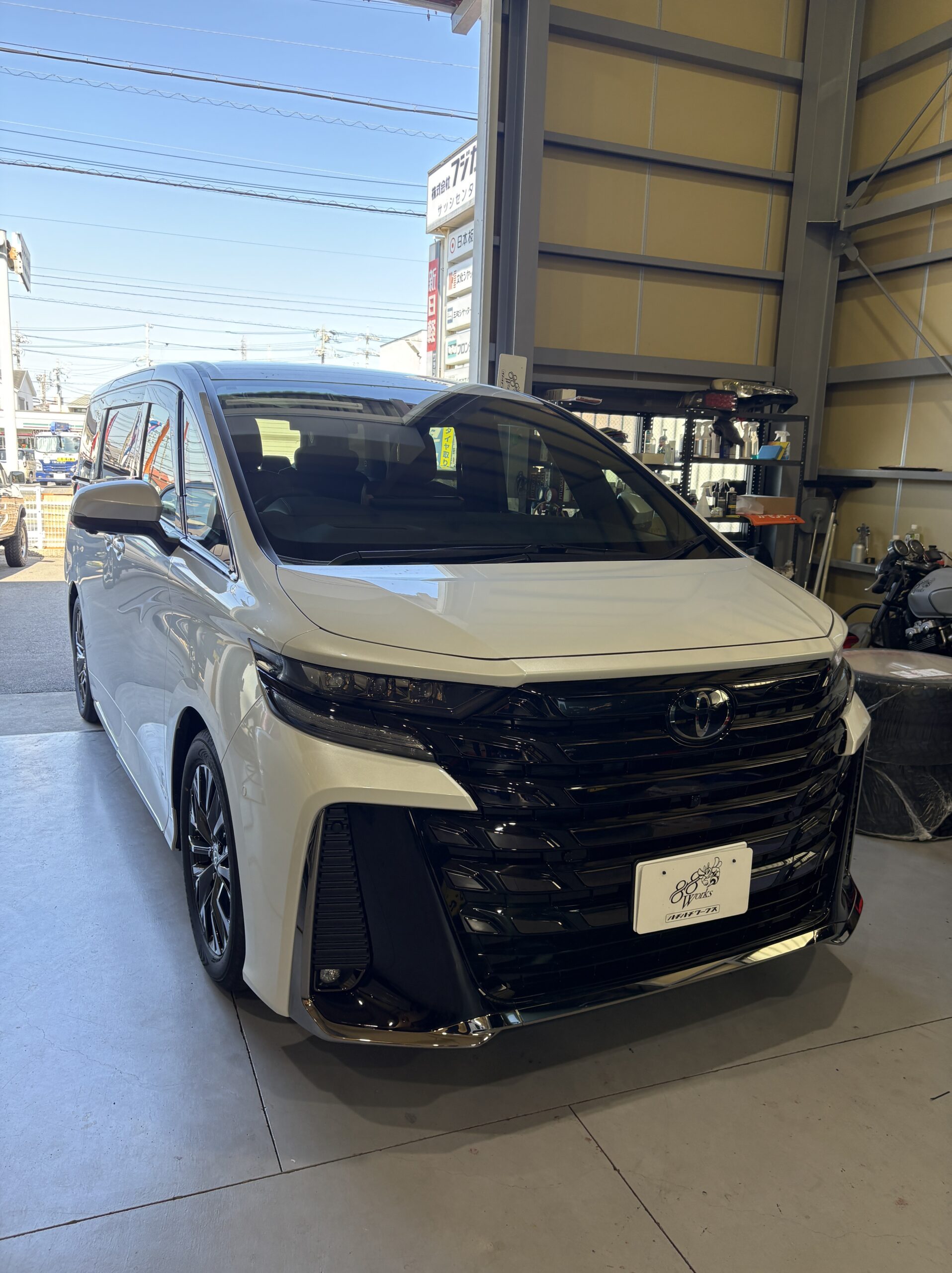 今回は改良後のヴェルファイアに純正DVDデッキを取り付けます！ | 小牧